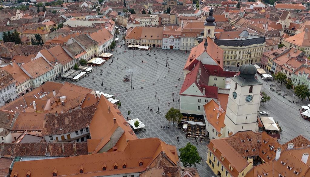 Vista aerea della storica Grande Piazza (Piața Mare) di Sibiu.