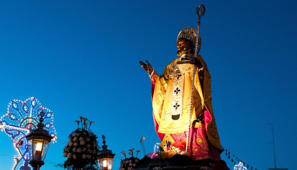 La statua di San Nicola a Bari, durante la festa patronale