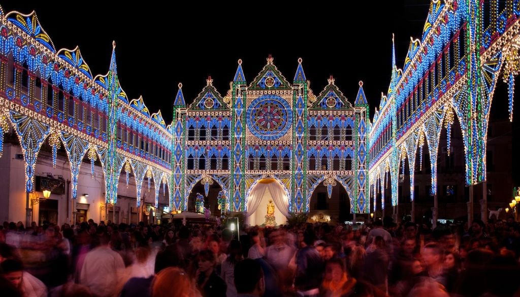Le bellissime luminarie che animano la festa di San Nicola di Bari