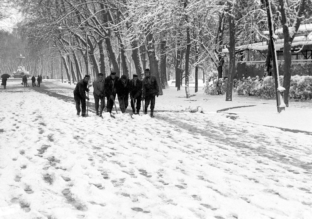 Parque de El Retiro, Madrid, operarios de limpieza quitando la nieve en los días posteriores a la gran nevada del 8 de marzo de 1971.