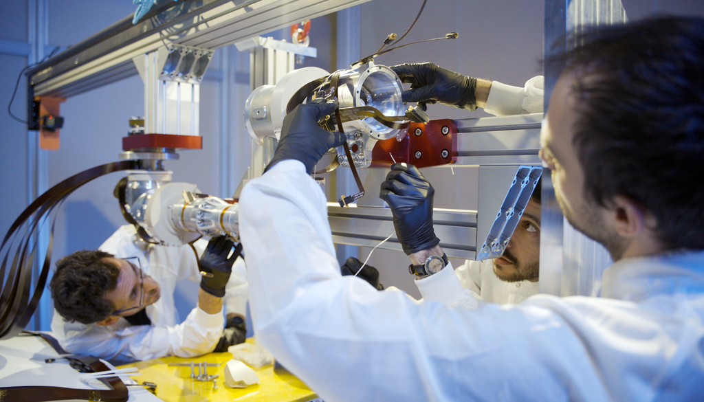 Ingenieros de la ESA trabajando en el ensamblaje del brazo robótico más complejo de Europa. ESA.
