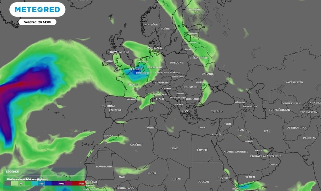 Le courant jet favorise actuellement la mise en place d'une rivière atmosphérique depuis l'Atlantique vers l'Europe de l'ouest. Le courant jet favorise actuellement la mise en place d'une rivière atmosphérique depuis l'Atlantique vers l'Europe de l'ouest.