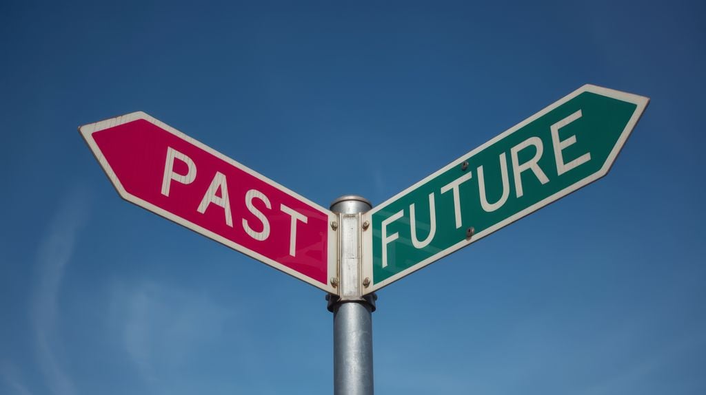 Perché nella realtà di tutti i giorni la strada del tempo sembra avere un senso unico dal passato verso il futuro? La risposta non risiede in una legge fisica, ma in una direzione privilegiata chiamata "freccia del tempo".