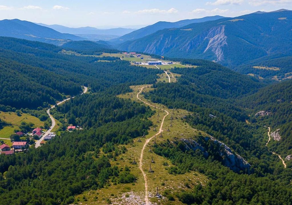 Una curiosa franja de apenas 50 metros de ancho dibuja un límite territorial único en el corazón de los Alpes Dináricos. Esta lengua de tierra de tres kilómetros de largo es hoy una de las fronteras más inusuales del continente europeo.