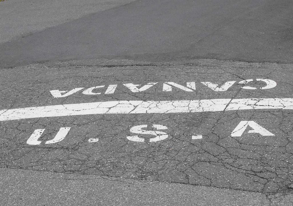 Una sencilla línea separa las ciudades de Derby Line, en Vermont (Estados Unidos), de Stanstead, en Quebec (Canadá).