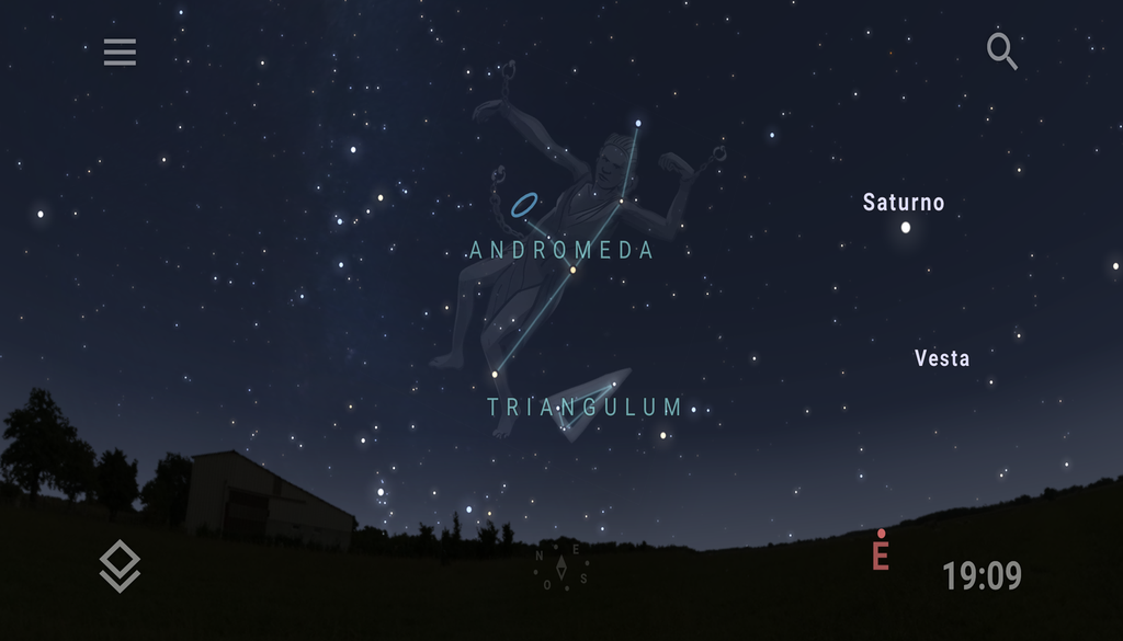 La forma de encontrar M31 es ubicando el cuadrado de Pegaso y la “W” de Casiopea. Andrómeda está justo enmedio.
