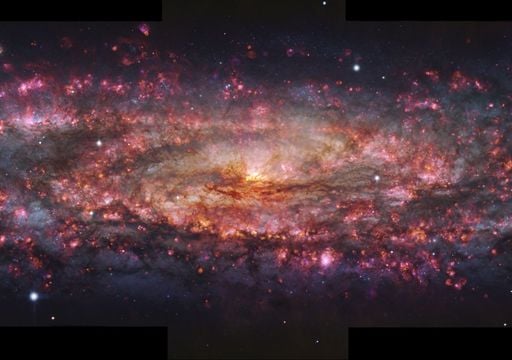 La galaxia del Escultor, la brillante espiral cercana que puede verse en el cielo nocturno desde la Tierra