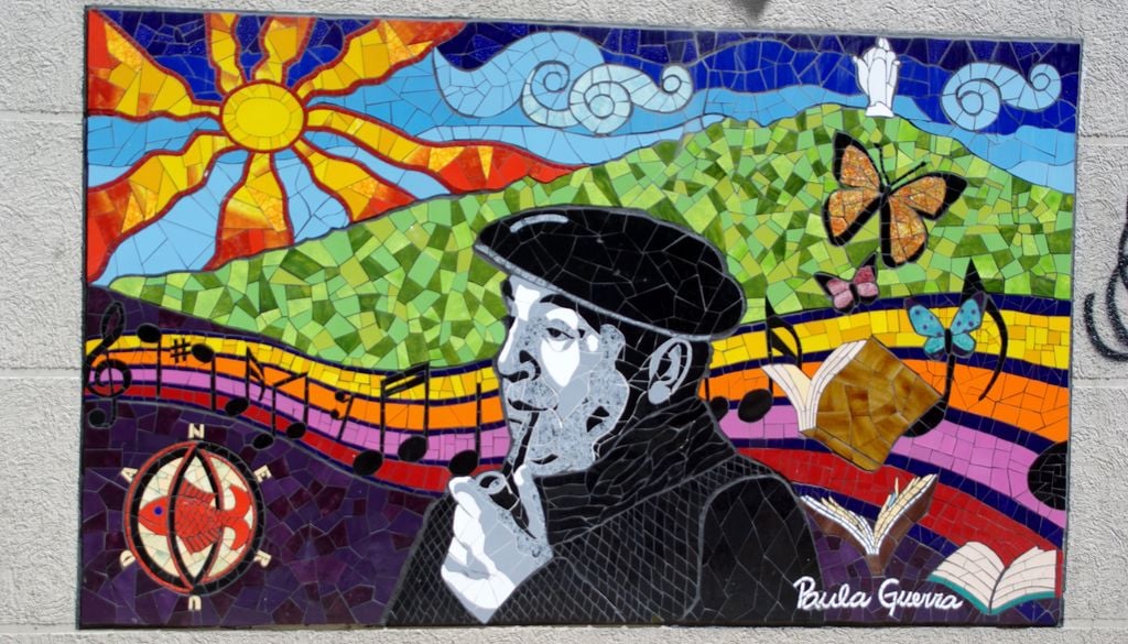 Retrato en Mosaico de Pablo Neruda en el barrio Bellavista. Crédito: Wikimedia Commons.