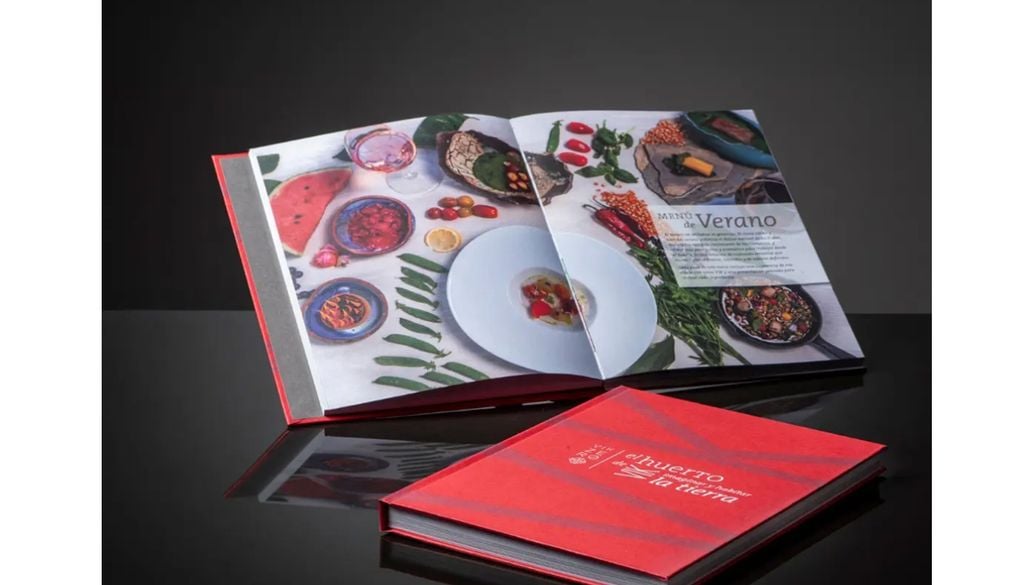 La publicación muestra cómo se concibe la cocina en espacios como VIK Zero, el restaurante agroecológico de la viña, donde los platos se construyen con ingredientes de su propio huerto.