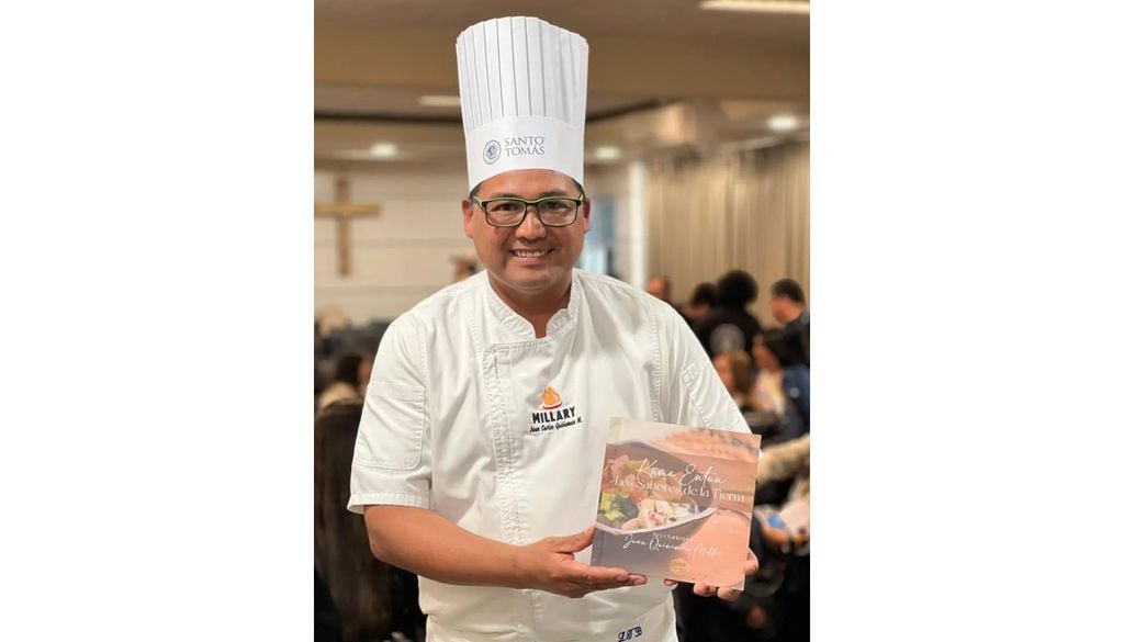 El libro muestra un recorrido por la historia familiar y profesional del chef Quiñeman, difundiendo así la diversidad de cocinas mapuches de costa a cordillera.