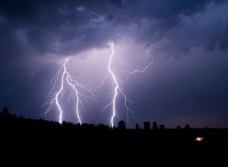 ¿Cómo se forman los rayos en las tormentas?