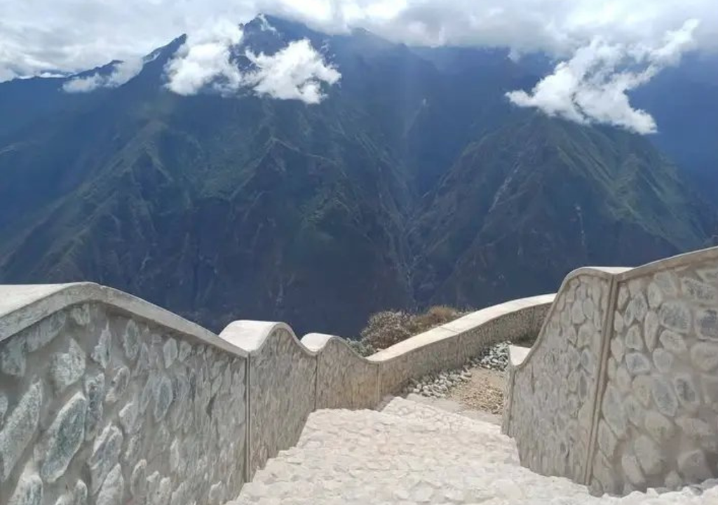 La Gran Muralla China de los Andes El Mirador de Huayhuacalle se encuentra en la provincia de Abancay (Apurímac) y busca posicionarse como uno de los nuevos puntos fuertes del turismo en Perú. Foto: X @corel10