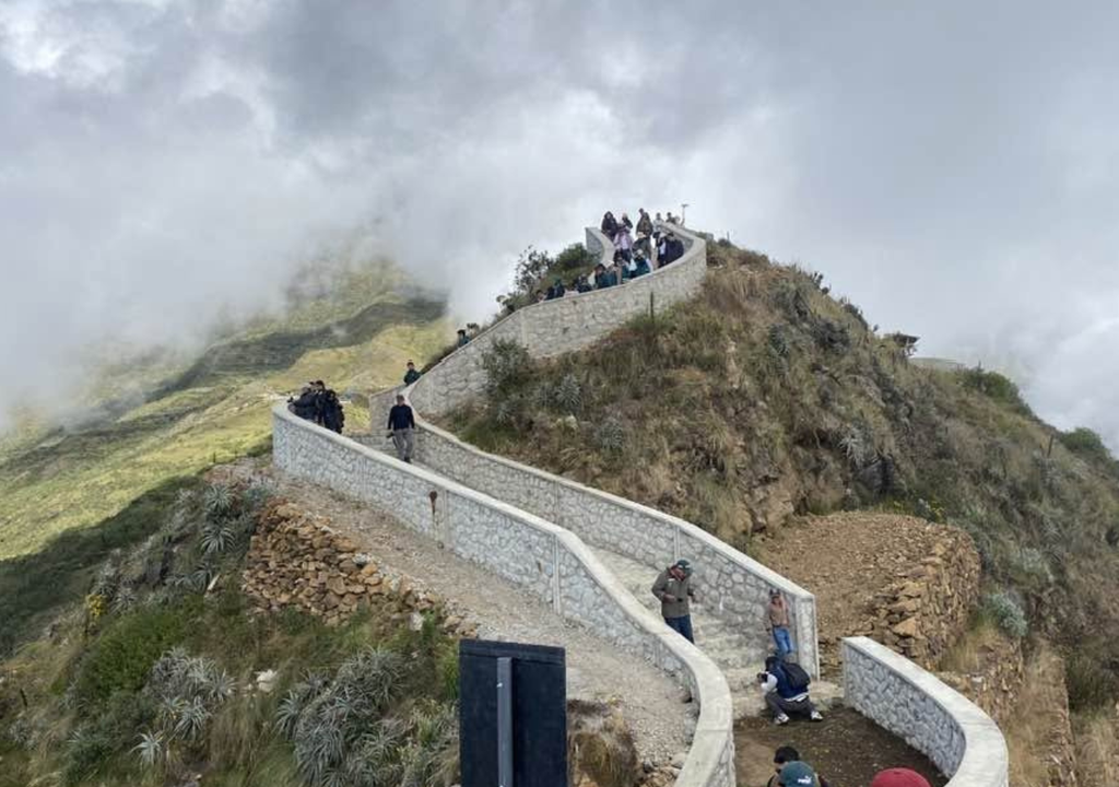 La Gran Muralla China de los Andes El mirador se ubica sobre el cañón del río Apuríma, uno de los más profundos del mundo. Se pueden contemplar las paredes rocosas y el recorrido del cauce. Foto: X @Apu_Rimak