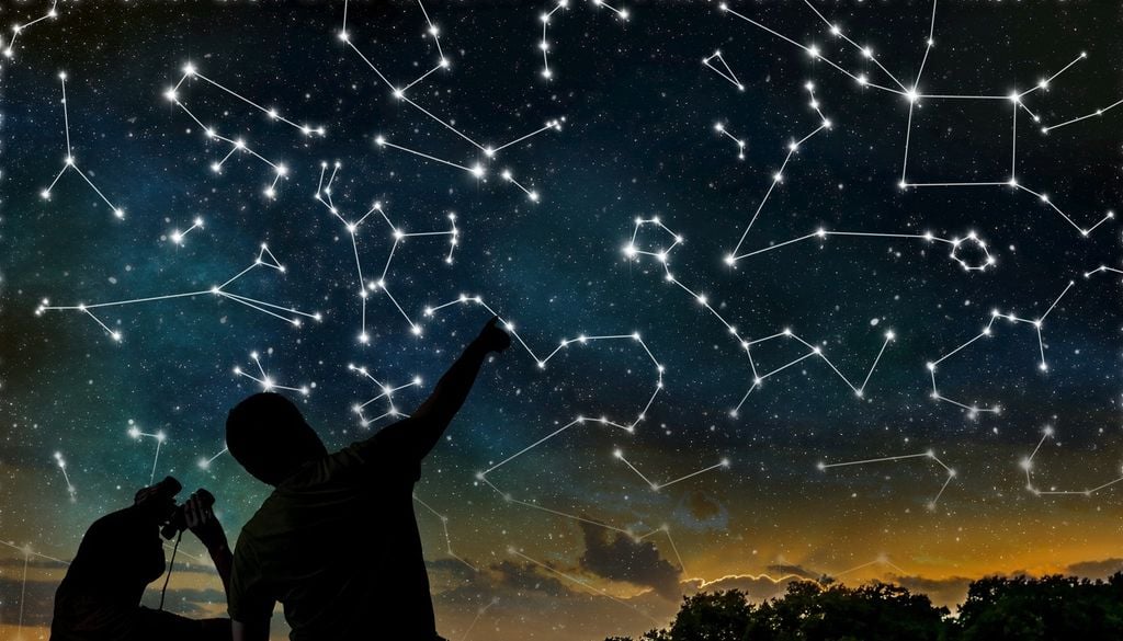 Constellation ciel nuit astronomie étoile espace L'Union astronomique internationale (UAI) divise le ciel en 88 constellations officielles.