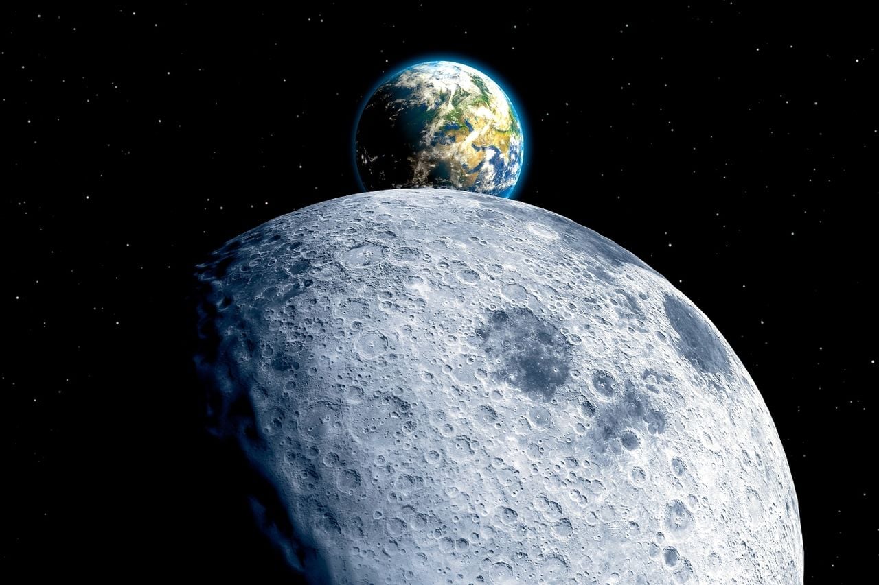 Los períodos de traslación y rotación de la Luna están sincronizados en algo que se llama acoplamiento de marea.