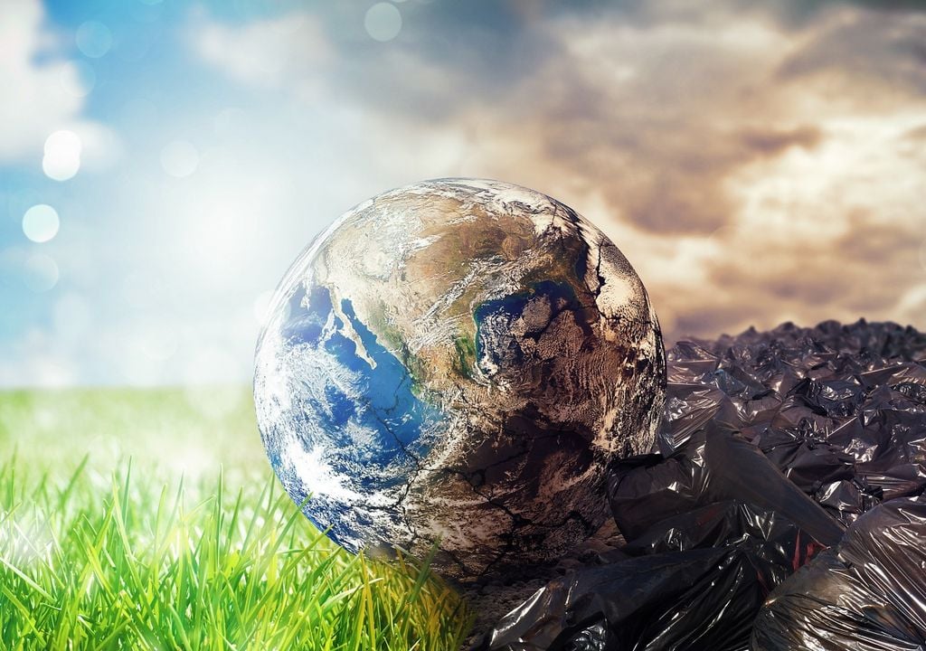 planeta Tierra mitad limpio, mitad contaminado planeta Tierra mitad limpio, mitad contaminado