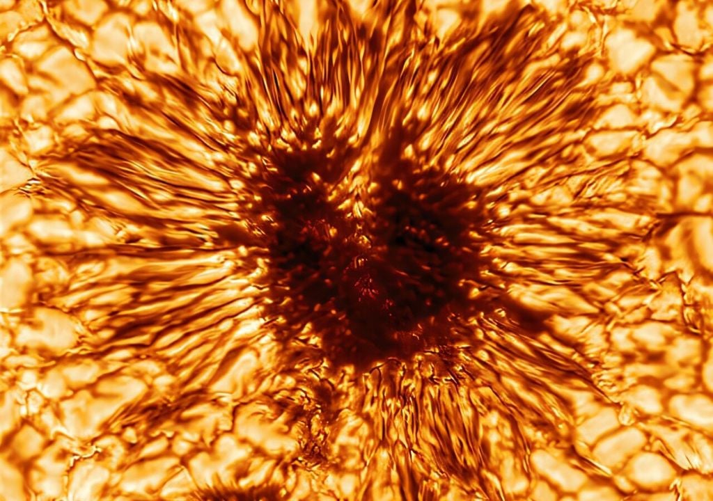 Primera imagen de una mancha solar tomada por el telescopio solar Daniel K. Inouye. Primera imagen de una mancha solar tomada por el telescopio solar Daniel K. Inouye.