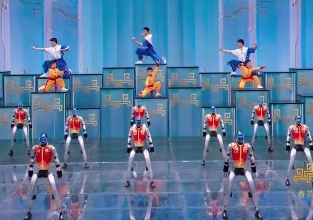 Robots humanoides ejecutan una coreografía de artes marciales durante la Gala de la Fiesta de la Primavera, el programa más visto de China. Imagen: captura video