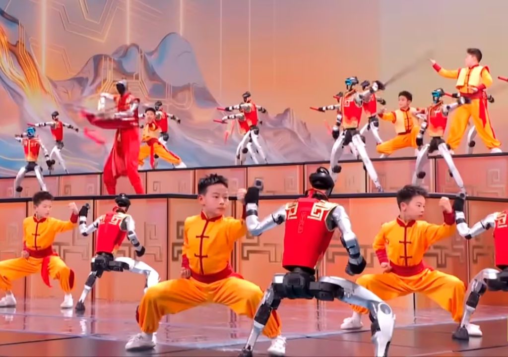 Bajo las luces del Año Nuevo Lunar, los humanoides mostraron coordinación, equilibrio y respuesta en tiempo real. Imagen: captura video