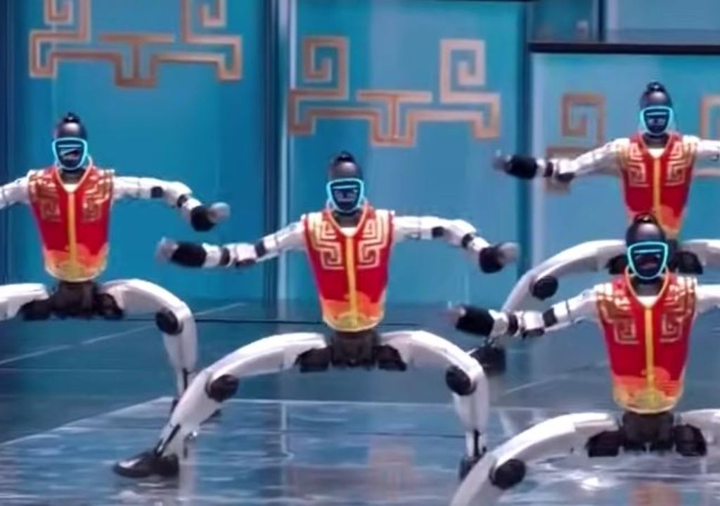 La presentación combinó tradición cultural y tecnología de punta en una demostración pública del desarrollo robótico chino. Imagen: captura de video