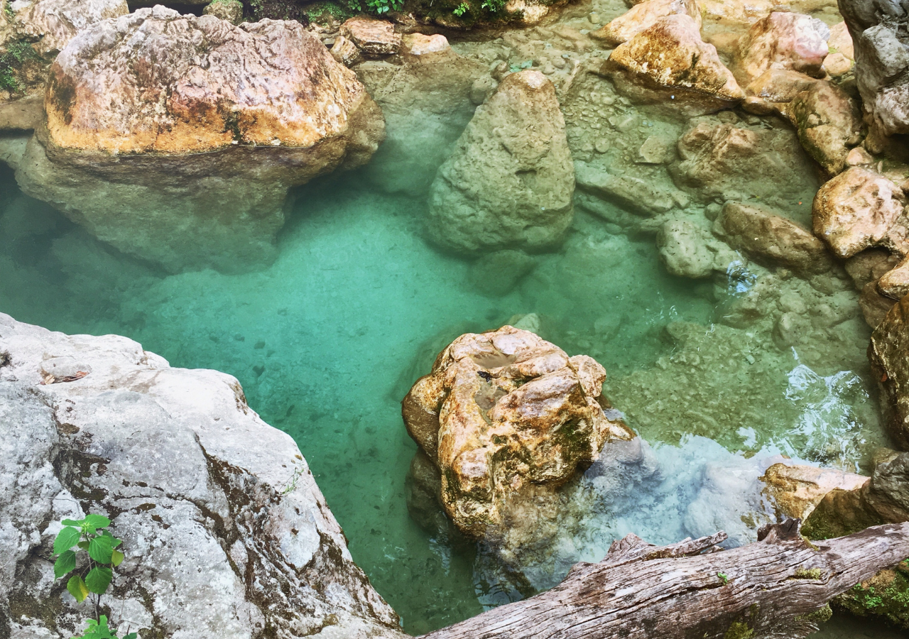 El Parque Nacional la Estanzuela es un oasis de aguas cristalinas al sur de la ciudad más importante de Nuevo León, repleto de vegetación y naturaleza.