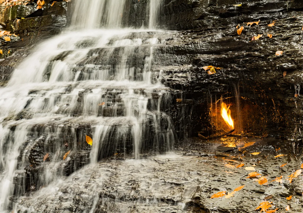 La cascade de la flamme éternelle (Eternal Flame Falls) : où est-elle et  comment reste-t-elle allumée ?