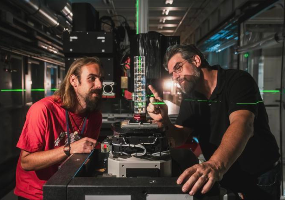 Paul Tafforeau y Vincent Beyrand en el Sincrotrón Europeo (ESRF) escaneando dientes. Crédito: ESRF/Stef Candé.