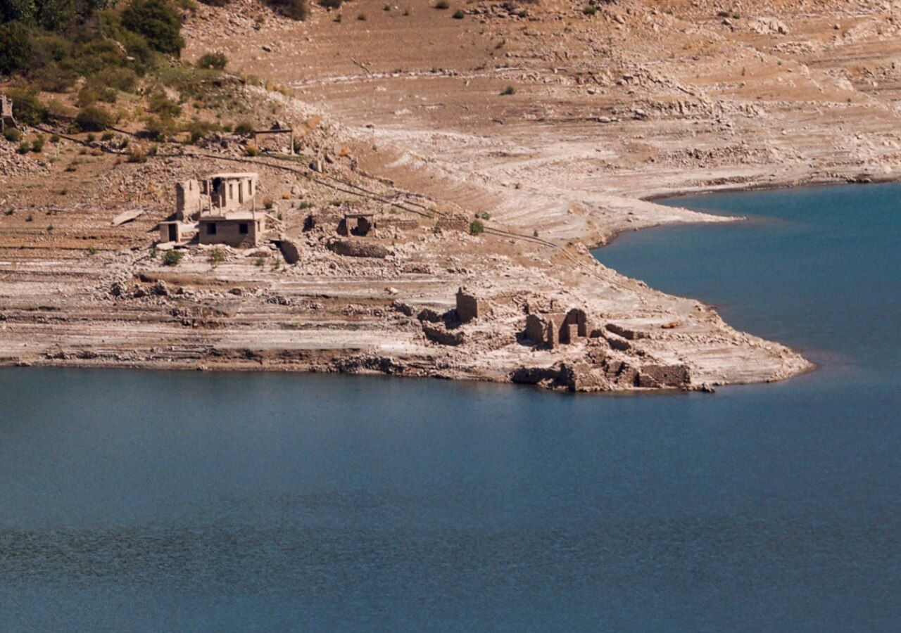El nivel del agua del embalse Mornos ha bajado alrededor de 40 metros en el 2024, es el nivel más bajo en más de 30 años.