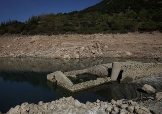 La intensa sequía en Grecia provoca que un pueblo resurja después de 45 años de estar sumergido bajo el agua de un lago