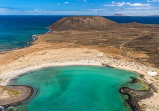 La isla española con un solo habitante y las aguas más azules del mundo
