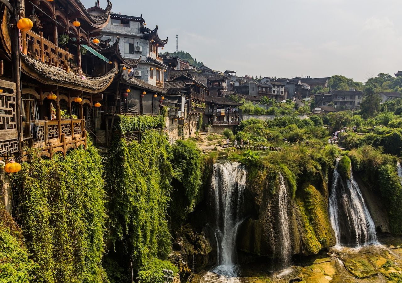 Imagen del pueblo de Furong, donde los templos y santuarios discretos se mezclan con viviendas residenciales, reflejando la persistente influencia espiritual de las etnias Tujia y Miao.
