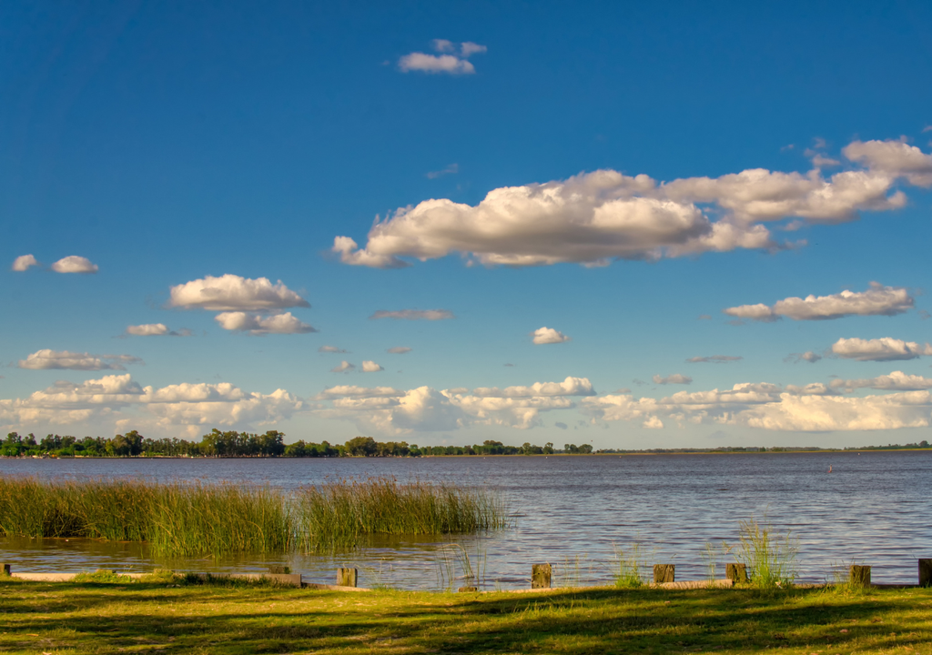 Laguna de Lobos Buenos Aires Ubicada a poco más de 100 km de CABA, la Laguna de Lobos sorprende por su propuesta de pesca deportiva nocturna y las opciones de disfrute para toda la familia.