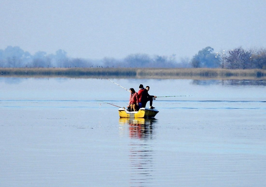 Laguna de Lobos Buenos Aires Los días de frío son ideales para pescar pejerreyes en la Laguna de Lobos. Foto: Gentileza X @BubbleTw