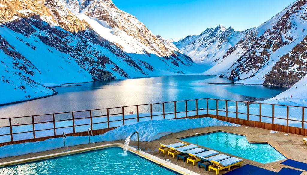 Vistas de la Laguna del Inca desde el centro de esquí Portillo. Vistas de la Laguna del Inca desde el centro de esquí Portillo.
