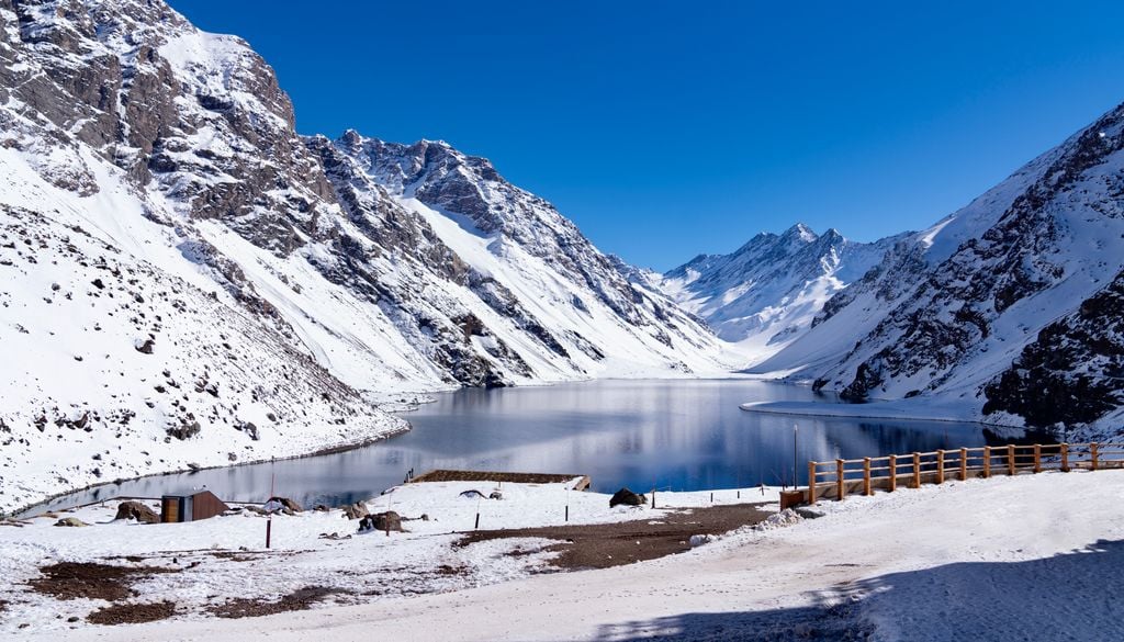 Laguna del Inca, Centro de Esquí Portillo. En invierno, es posible apreciar la Laguna del Inca rodeada de montañas nevadas.