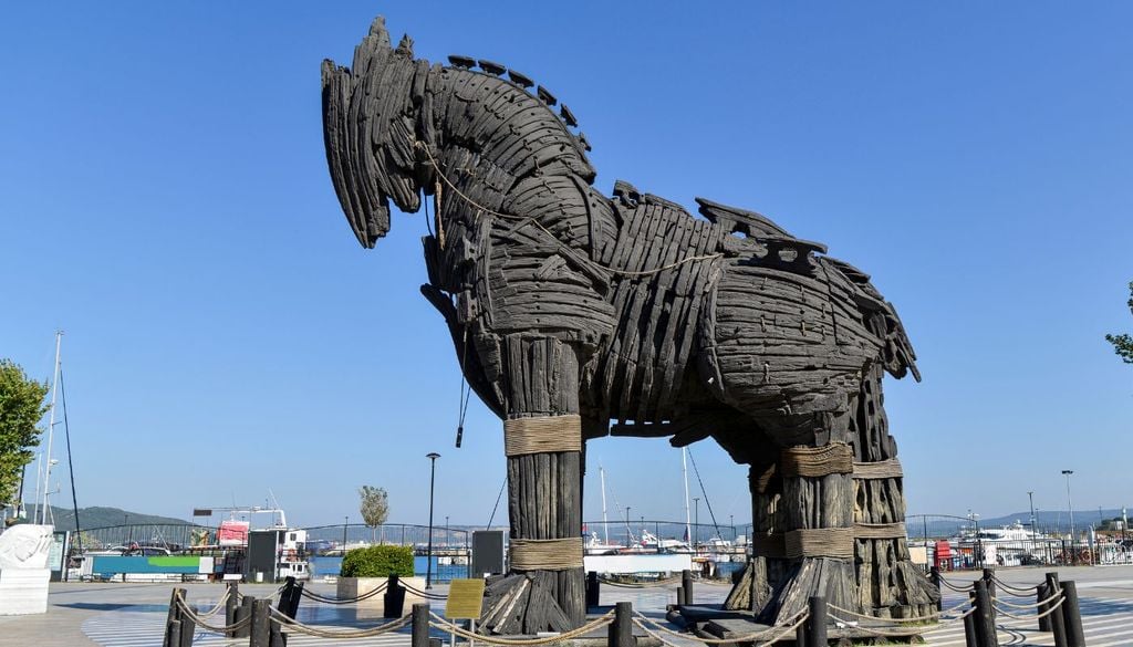 Una riproduzione del Cavallo di Troia non distante dagli scavi archeologici sul sito dell'antica città