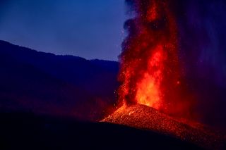 La lluvia intensa a punto de encontrarse con el volcán de La Palma