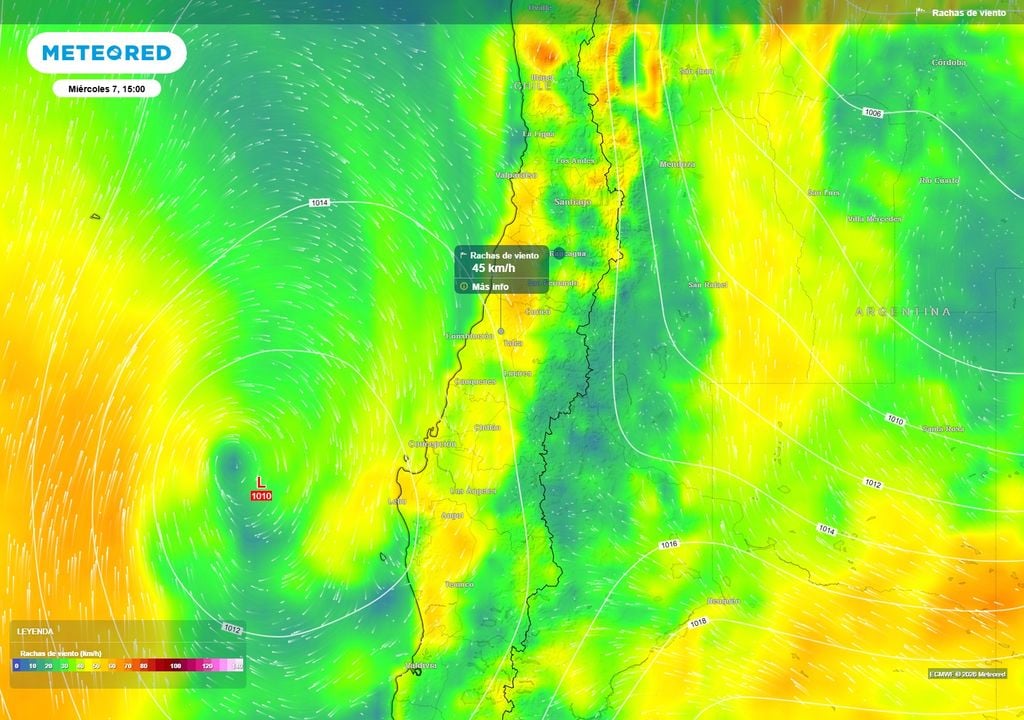 El ciclón extratropical permanece activo frente a Chile manteniendo viento y condiciones de inestabilidad.