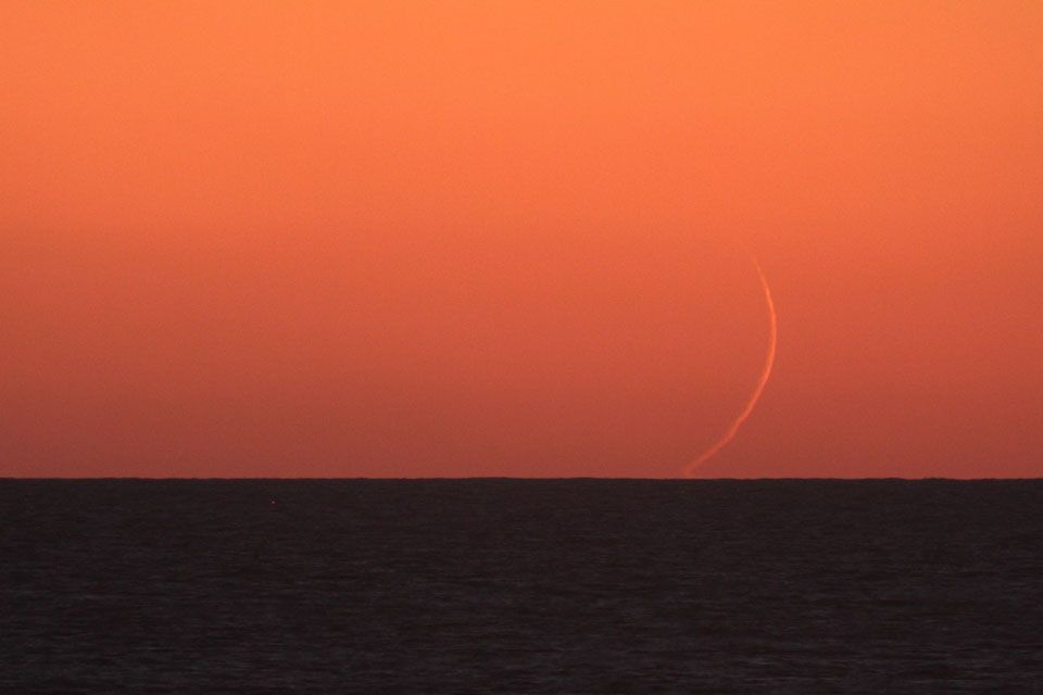 El primer mundo es la Tierra, que era bastante prominente. La línea divisoria que corre horizontalmente por debajo de la media separa el mar del cielo. En esta parte de la Tierra, era casi de noche.El segundo mundo era la Luna, que era casi invisible. La Luna estuvo casi no iluminada enmascarada por el resplandor rojo del atardecer del cielo de la Tierra. Una estrecha franja de la luna nueva era visible, una media luna curva  y brillante.El tercer mundo era el sol, que no aparece directamente. Toda la luz que se observa en la imagen se originó a partir del sol. La foto fue tomada en medio segundo por encima de la exposición la semana, 8 agosto 2013, pasada de Anping, Taiwan.Autor: Yen Hung-HsuanFuente: APOD-NASA