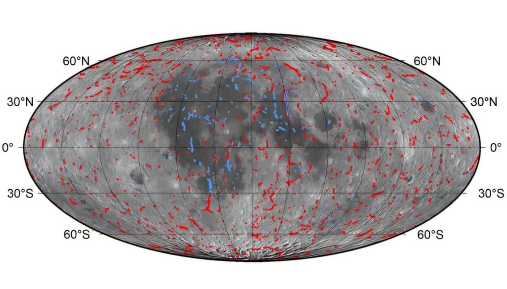 Luna Mapa global de la Luna centrado en la cara visible. Las líneas rojas indican la ubicación de más de 8900 escarpes lobulados, y las líneas azules, la ubicación de más de 2000 pequeñas crestas de los mares. Crédito: NASA/ASU/Intuitive Machines/Smithsonian.