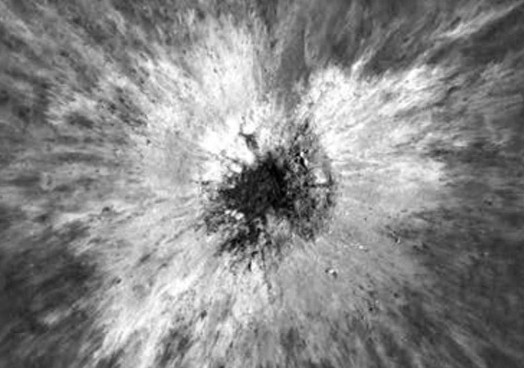 Así luce el nuevo cráter, fotografiado por la cámara del Orbitador de Reconocimiento Lunar de la NASA. (Robinson et al., LPSC, 2026)