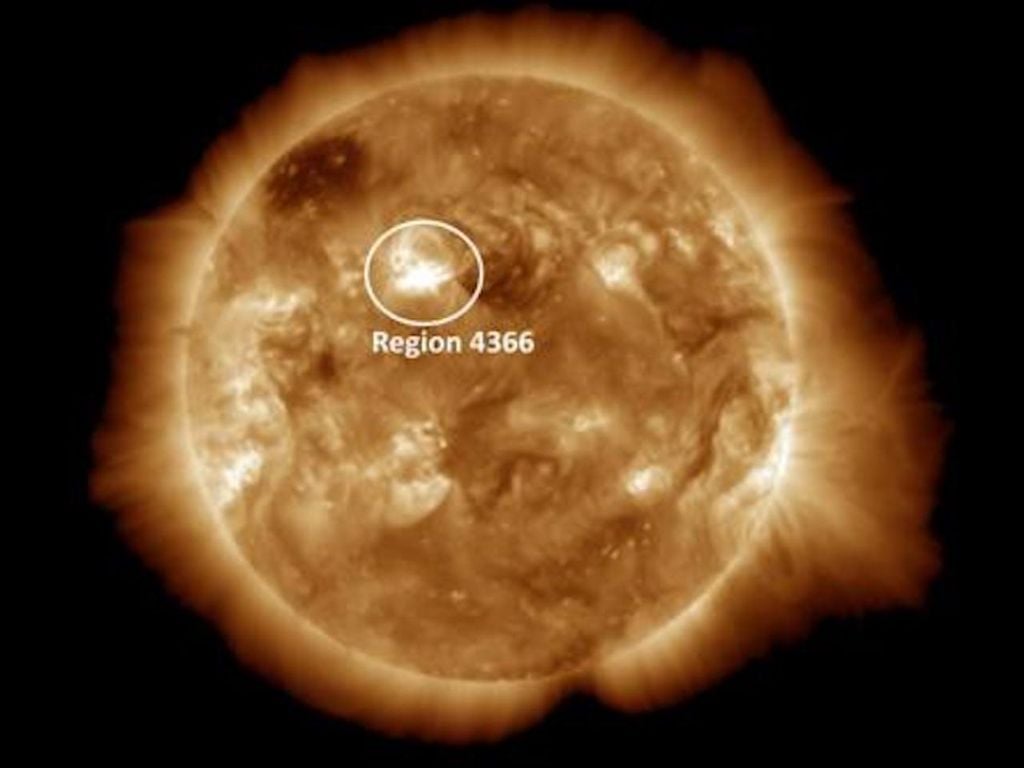 La región solar activa 4366 continúa liberando fuertes erupciones solares, la última de ellas de magnitud X1,5 hoy a las 14:18 UTC. Crédito: SWPC / NOAA.