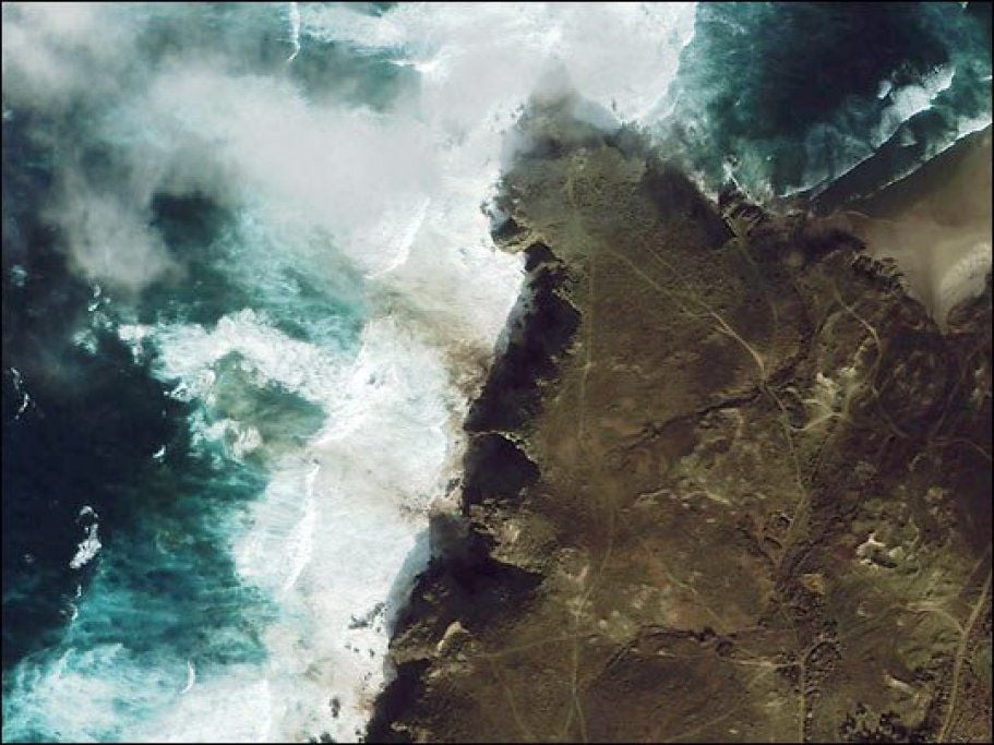 La Marea Negra Generada Por El Prestige Se Ha Abrazado A Las Costas Gallegas: Fotos Del Radarsat E Ikonos