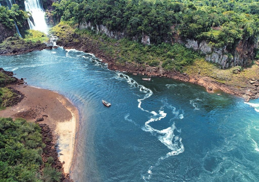 Vista aérea de las Cataratas del Iguazú Vista aérea de las Cataratas del Iguazú, un punto turístico que une a Foz do Iguaçu (Brasil) y Puerto Iguazú (Argentina)
