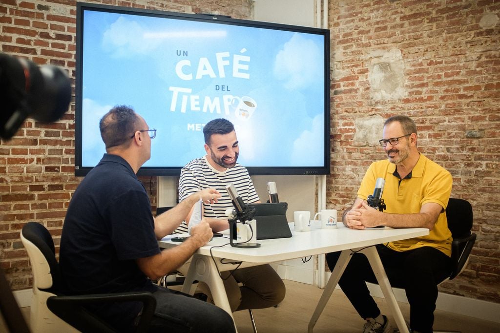 "Un café del tiempo" el podcast de Meteored Samuel Biener, Juanjo Villena y José Miguel Viñas durante la grabación del podcast en Madrid.
