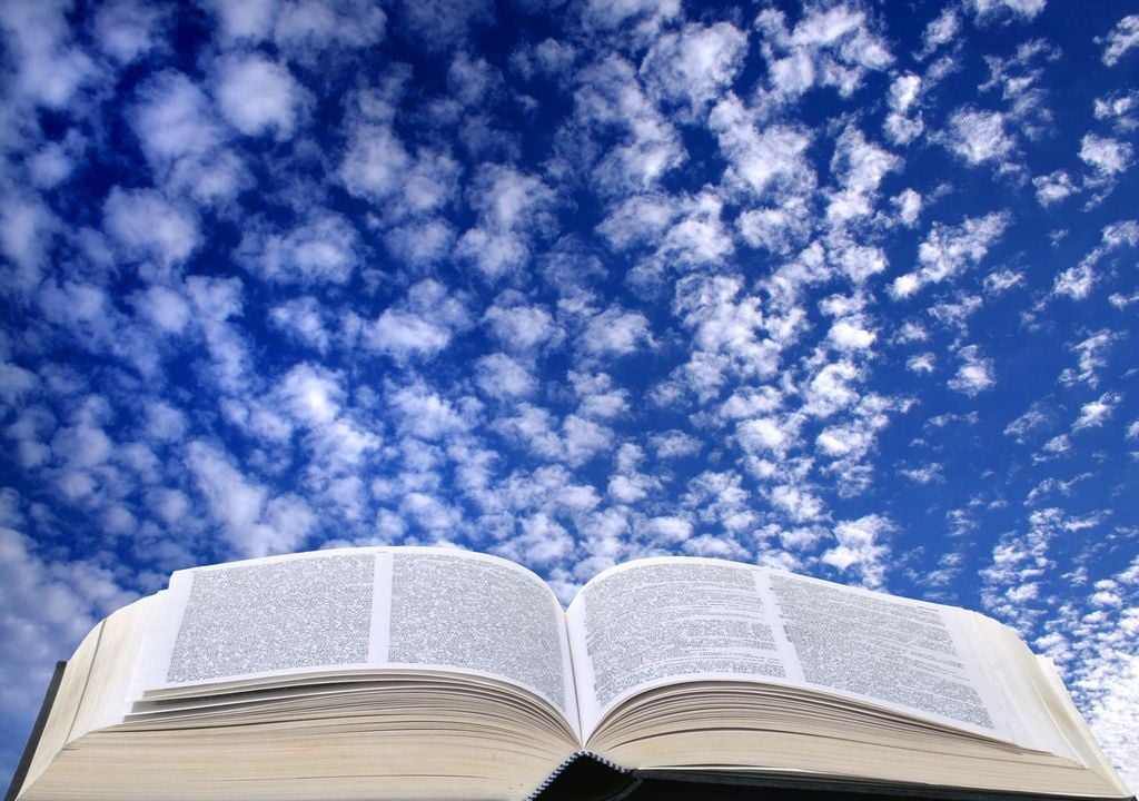 Libro y nubes