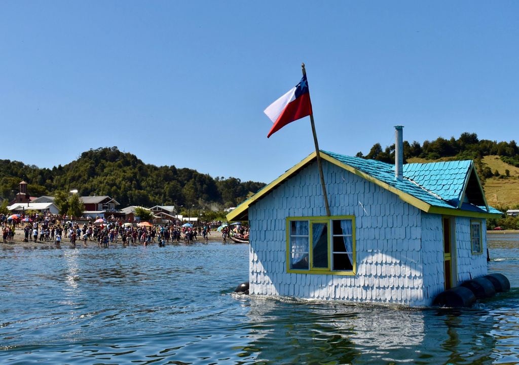 La Minga Tiradura de Casa en Liucura es uno de los eventos culturales más importantes de la isla Lemuy. Crédito: Municipalidad de Puqueldón.