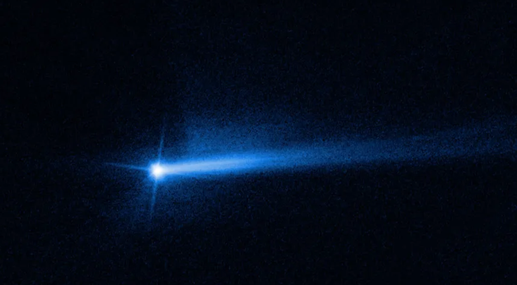 El telescopio espacial Hubble observó dos colas de polvo expulsadas del sistema de asteroides Didymos-Dimorphos varios días después de que la nave espacial DART de la NASA impactara el asteroide más pequeño. NASA, ESA, Jian-Yang Li (PSI), Joe Depasquale (STScI)
