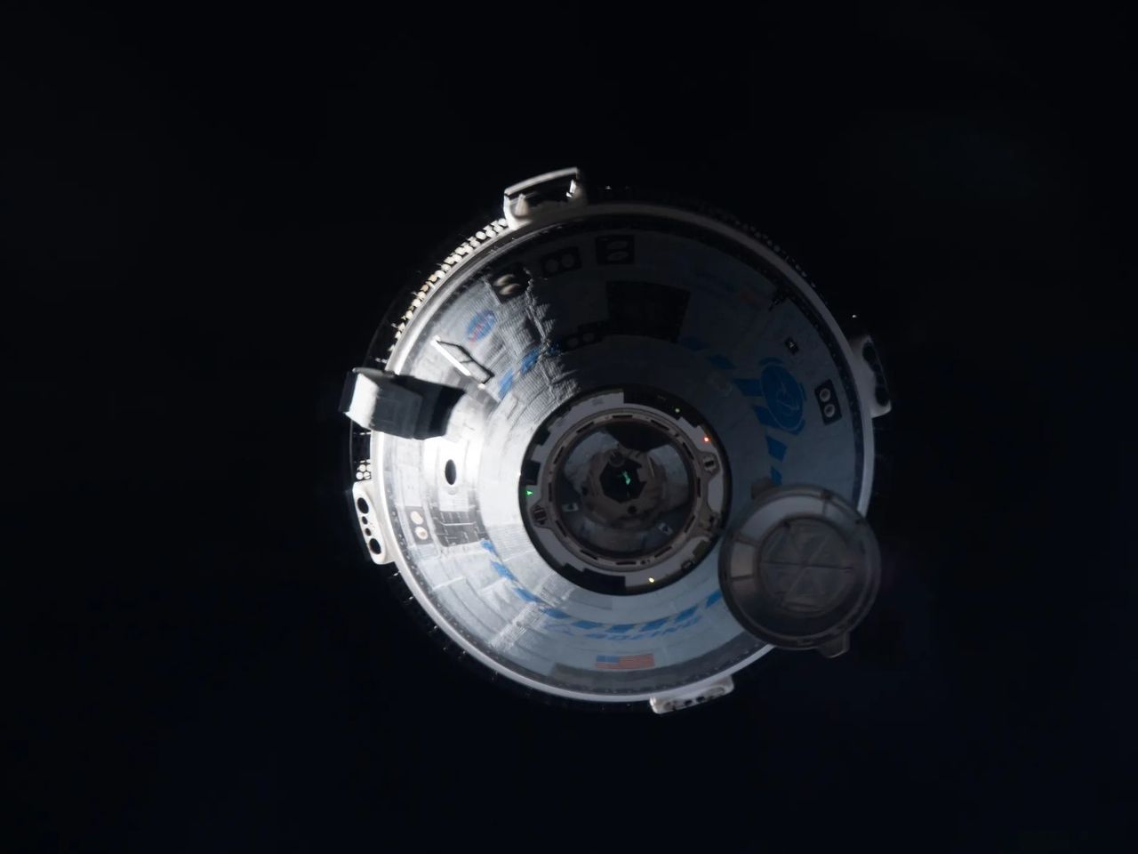 La nave tripulada CST-100 Starliner de Boeing acercándose a la Estación Espacial Internacional antes de acoplarse al puerto delantero del módulo Harmony. Crédito: NASA
