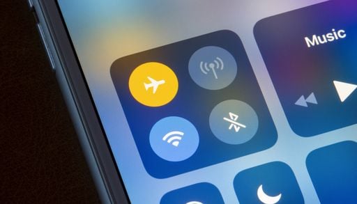 Modalit&agrave; aereo: serve davvero a proteggere l'aereo o &egrave; un mito? Ecco a cosa serve questa regola oggi